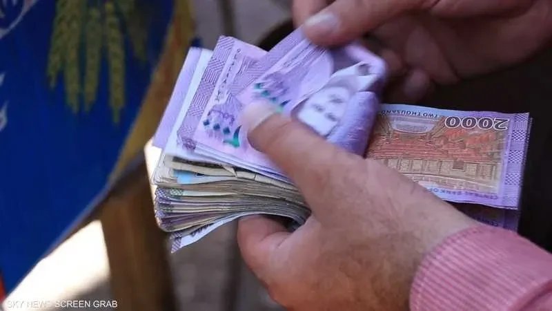 انهيار الليرة السورية يفاقم الأزمة المعيشية: أسعار قياسية للدولار ترهق كاهل السوريين
