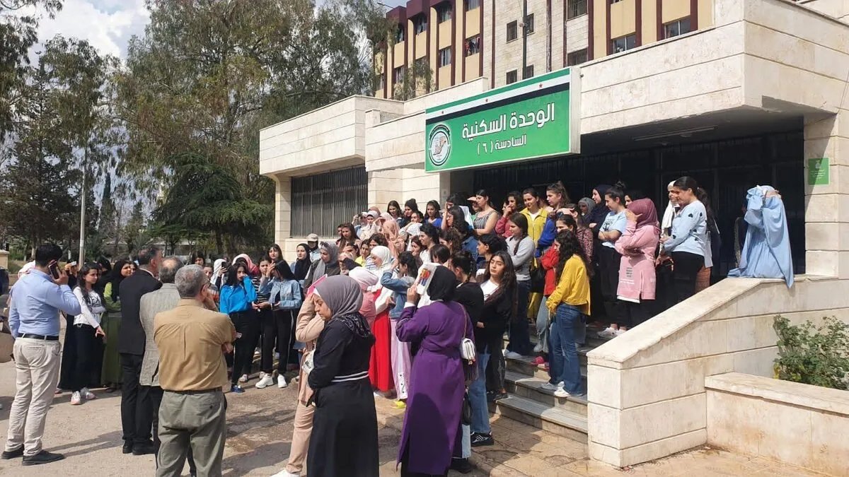 جامعة حلب: طعن طالب بدوافع طائفية يثير القلق.. والإدارة تتباهى بوعي الطلاب وسط اتهامات بالتستر