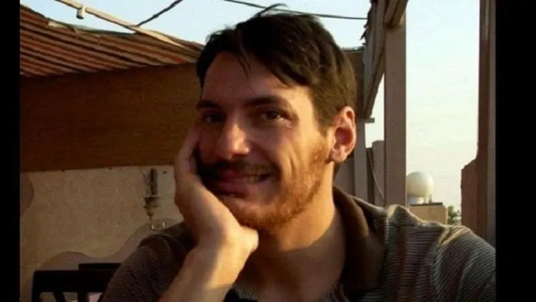 خيط الأمل يلوح في قضية أوستن تايس: لقاء سري بين مسؤول سوري سابق و FBI يكشف تفاصيل جديدة عن مصير الصحفي المختطف