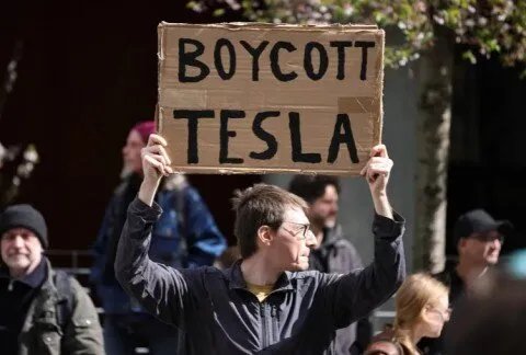 تصاعد التوتر التجاري: الأوروبيون يلوحون بمقاطعة المنتجات الأمريكية ردًا على سياسات ترامب