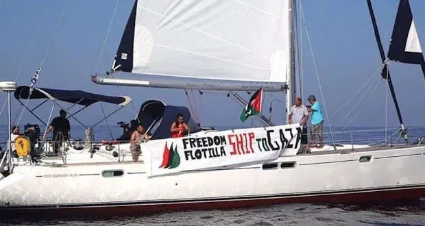 هجوم إسرائيلي بطائرة مسيرة يستهدف سفينة "أسطول الحرية" المتجهة إلى غزة واشتعال النيران فيها