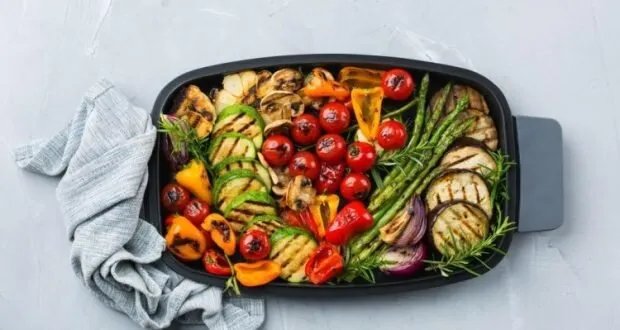 صينية الخضار المشوية بالأعشاب: وصفة صحية ولذيذة لإعداد وجبة متكاملة